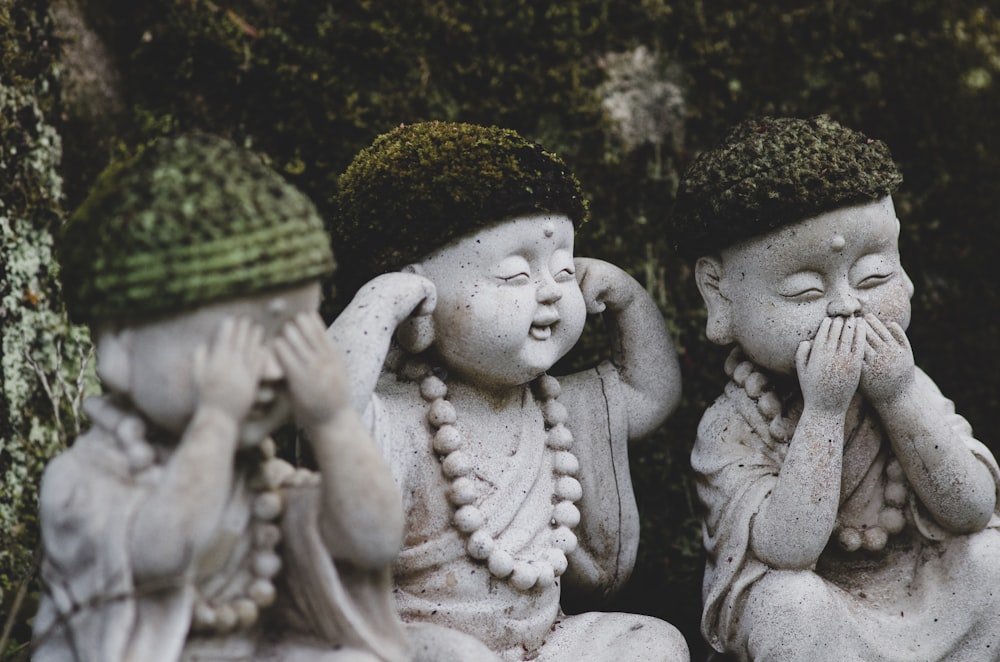 três crianças sentadas estátua
