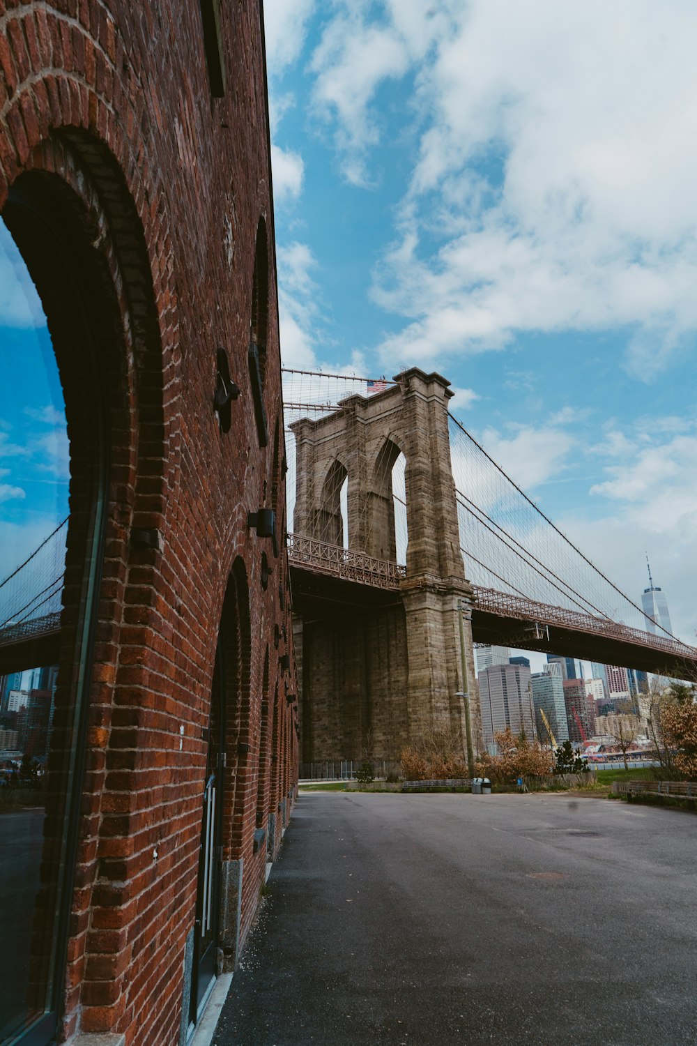 Puente marrón de Brooklyn durante el día