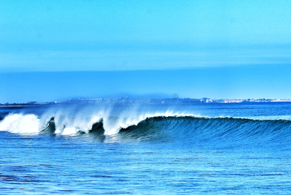 seawaves under blue sky