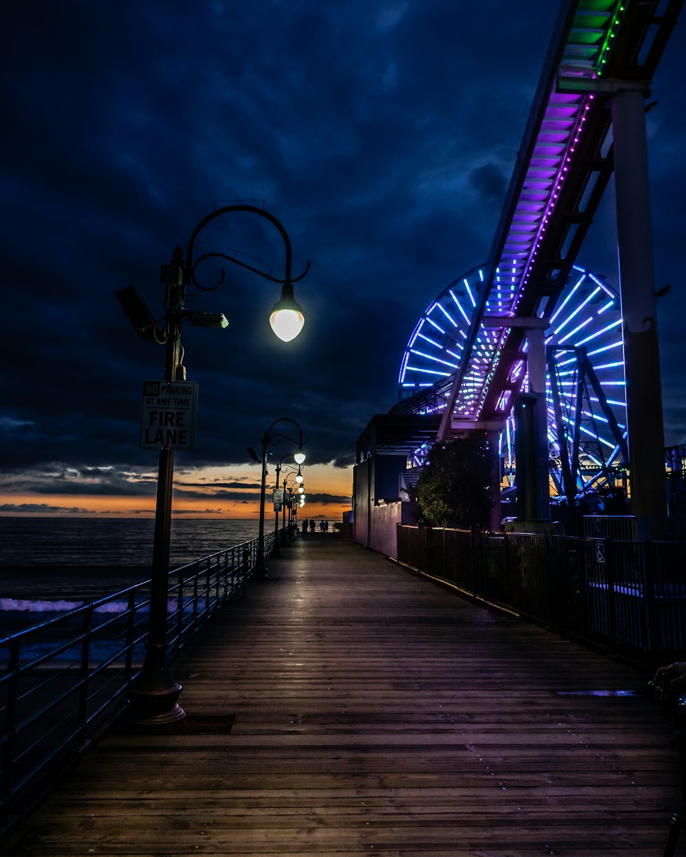 Puente vacío por la noche