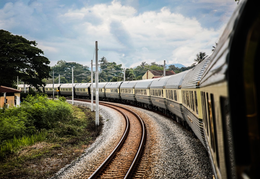 Tren que pasa por una vía férrea durante el día