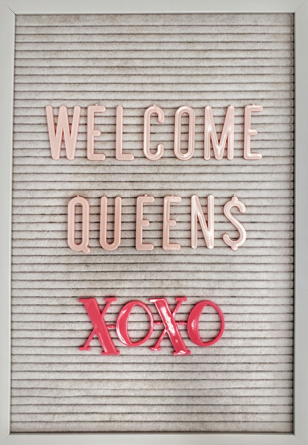 welcome queens xoxo wall decor