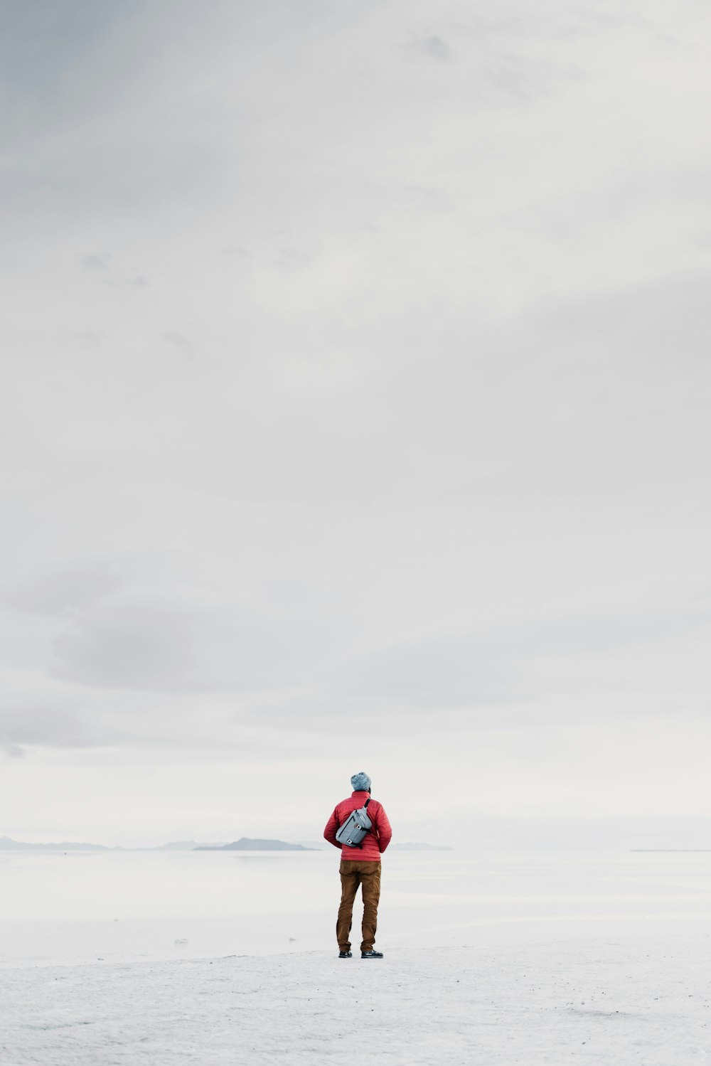 Mann in roter Jacke