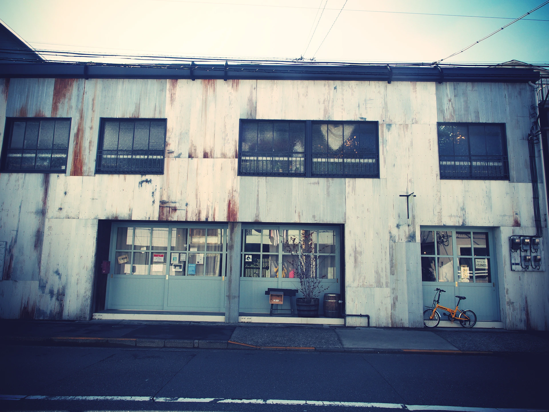 gray computer monitor