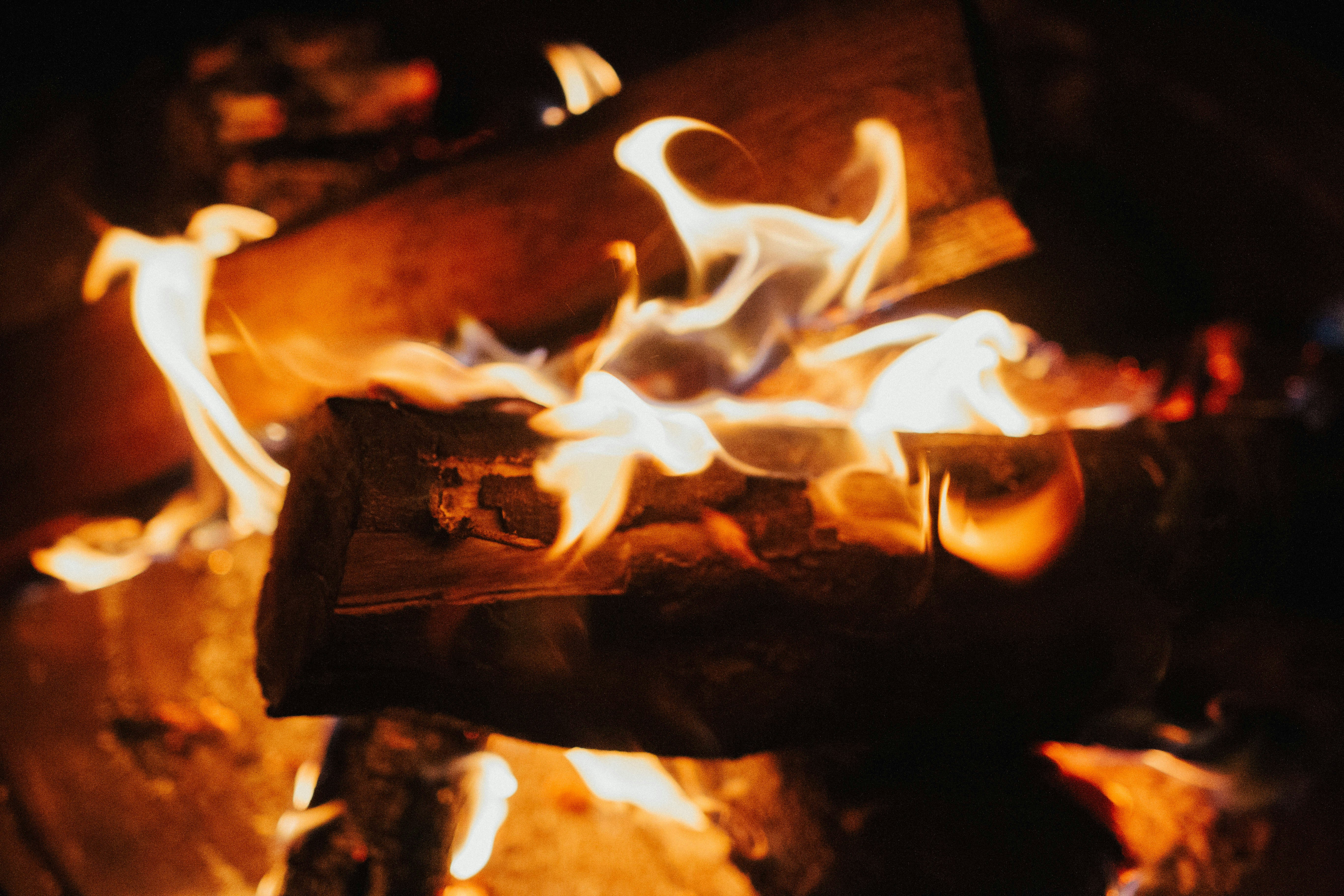 Сжигание древесины. Печь на дровах. Дрова для костра. Огонь в печи. Поленья для костра.