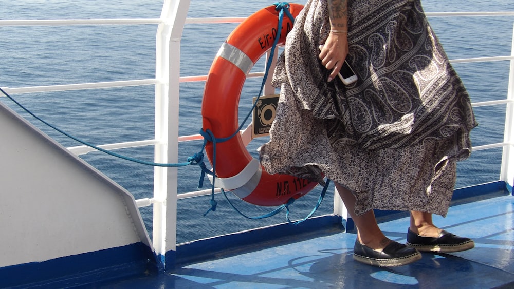 Persona de pie junto a la barandilla del barco