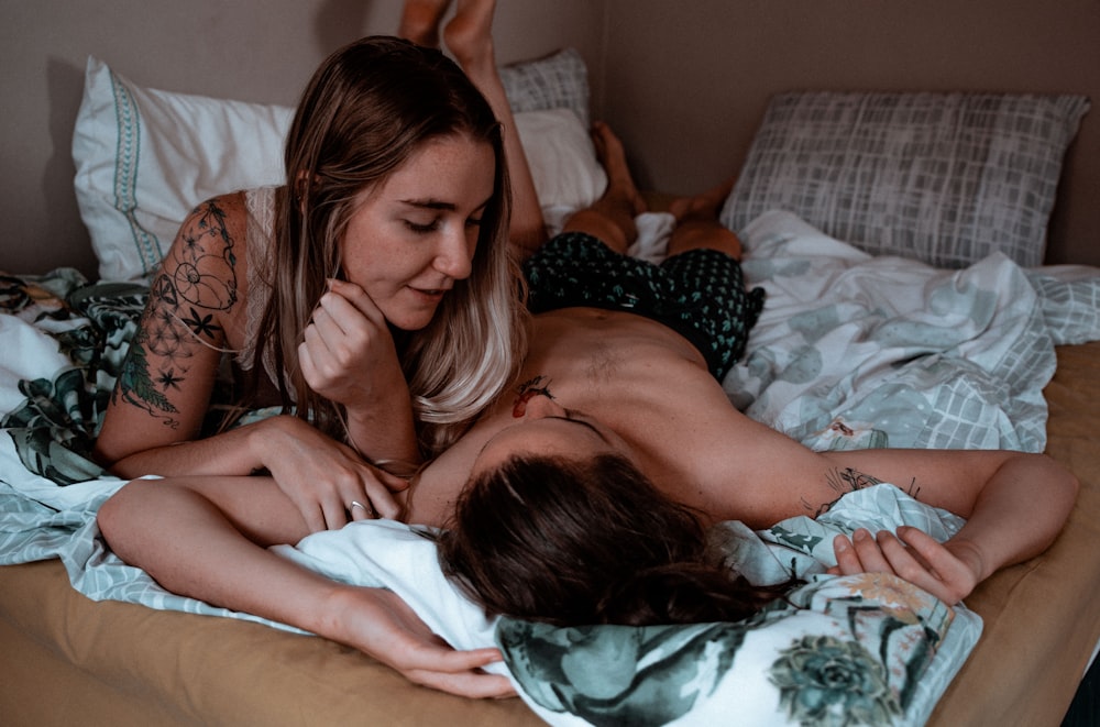 Foto hombre y mujer acostados en la cama – Imagen Gris gratis en Unsplash