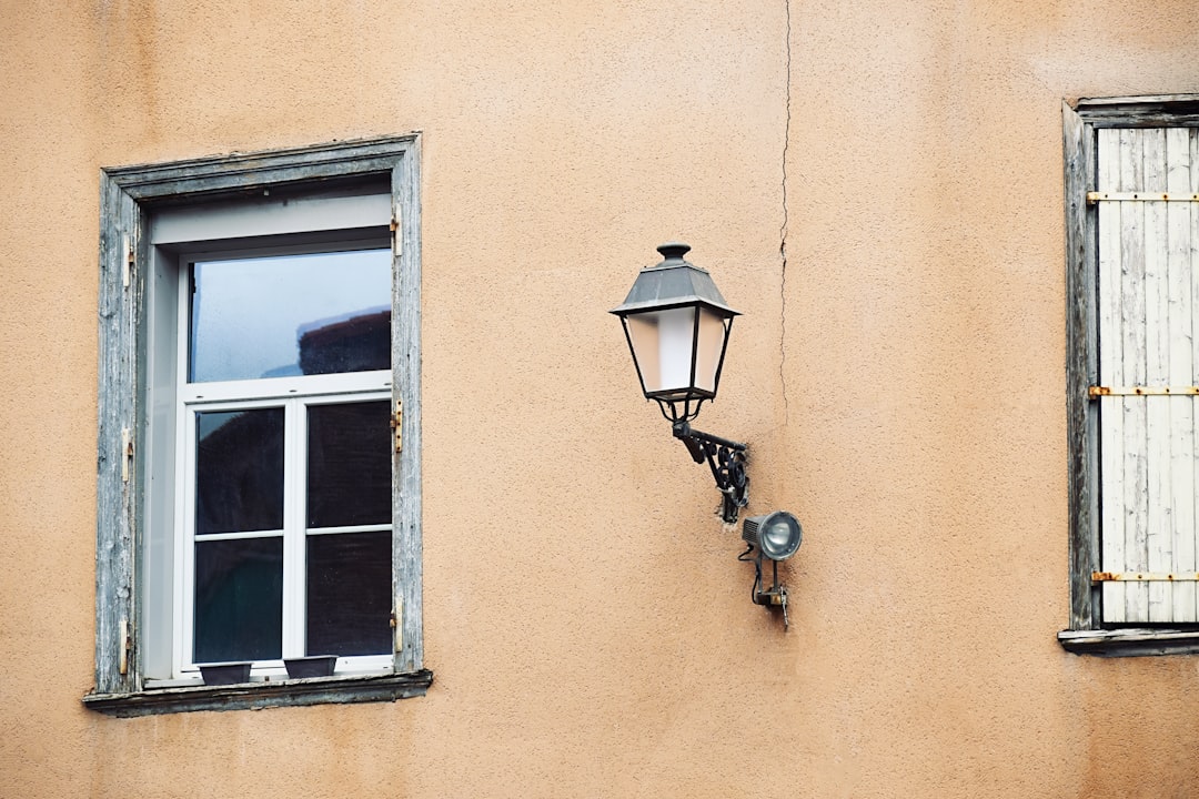 black and white outdoor lamp