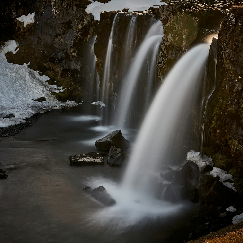 Nahaufnahmen von Wasserfällen bei Tag