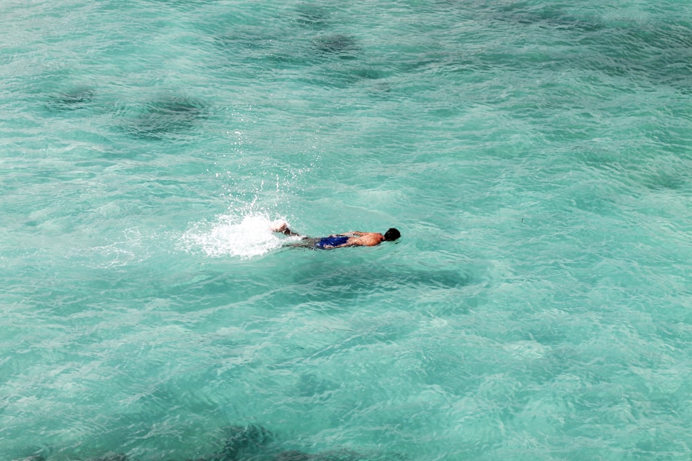 Mann schwimmen auf dem Ozean