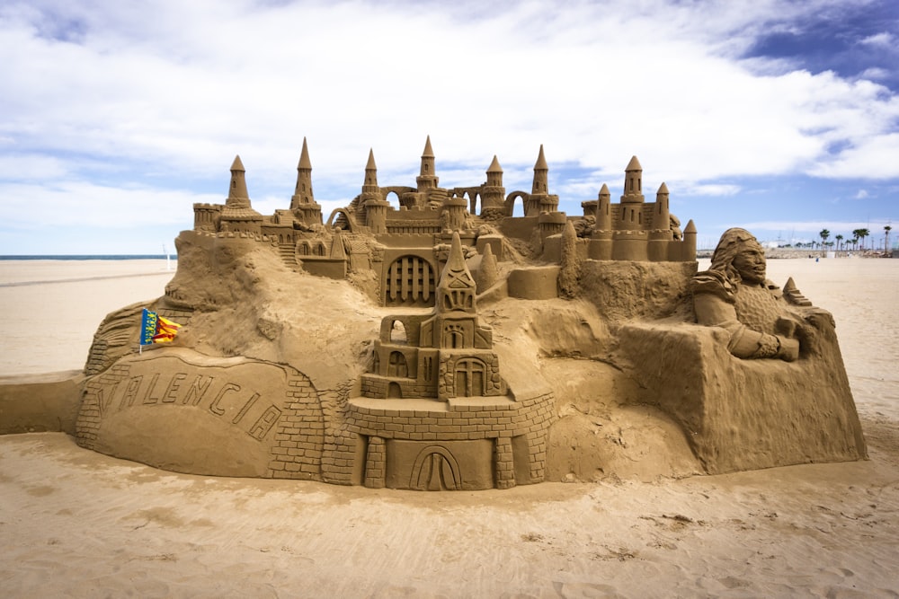 Castello di sabbia sulla riva durante il giorno