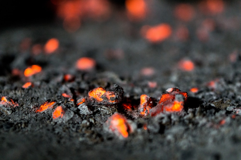 um close up de rochas de lava com luzes vermelhas