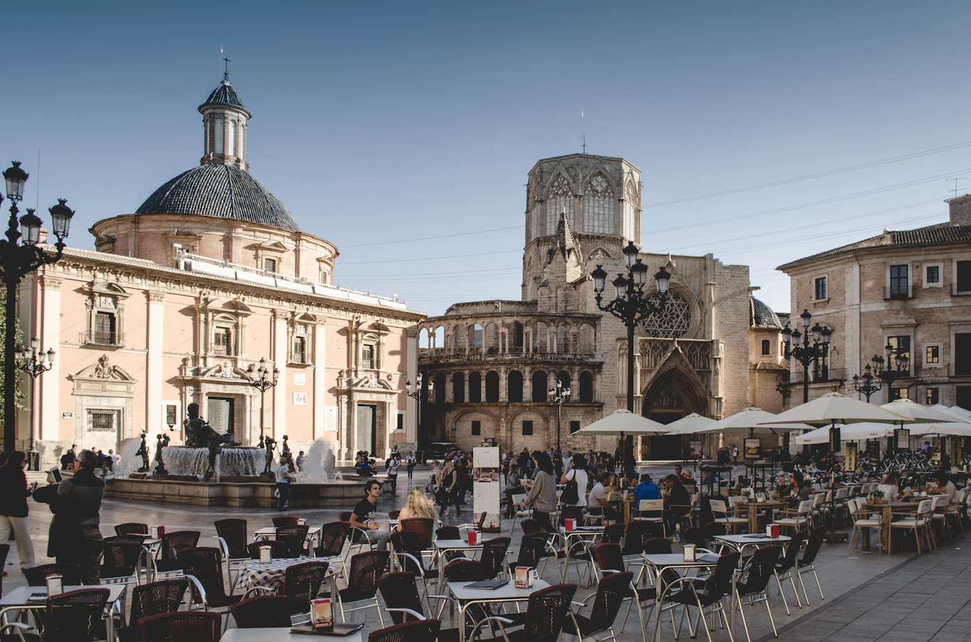 Terrassen en cafés op een historisch plein in Valencia