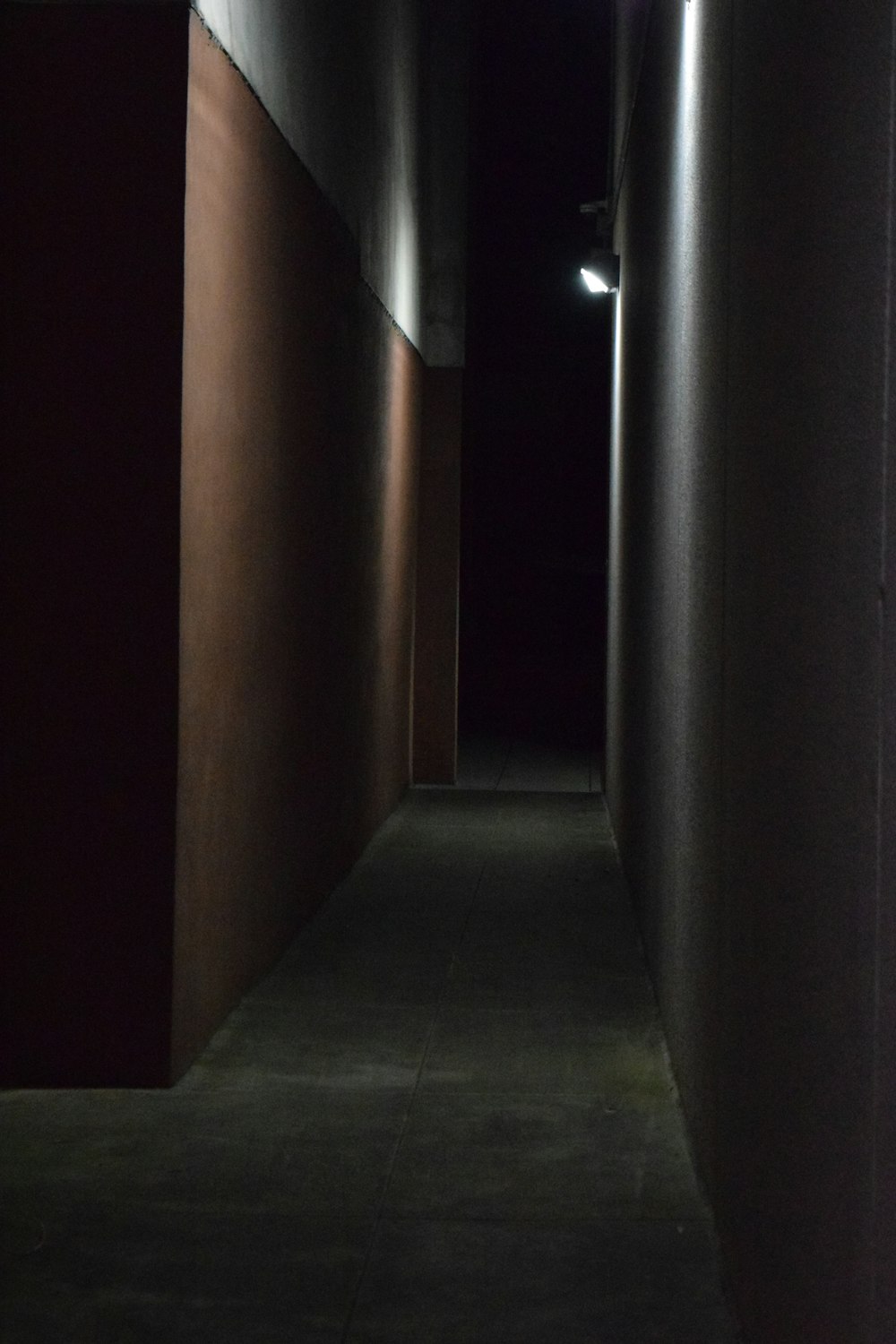 corredor de concreto cinza sem pessoas