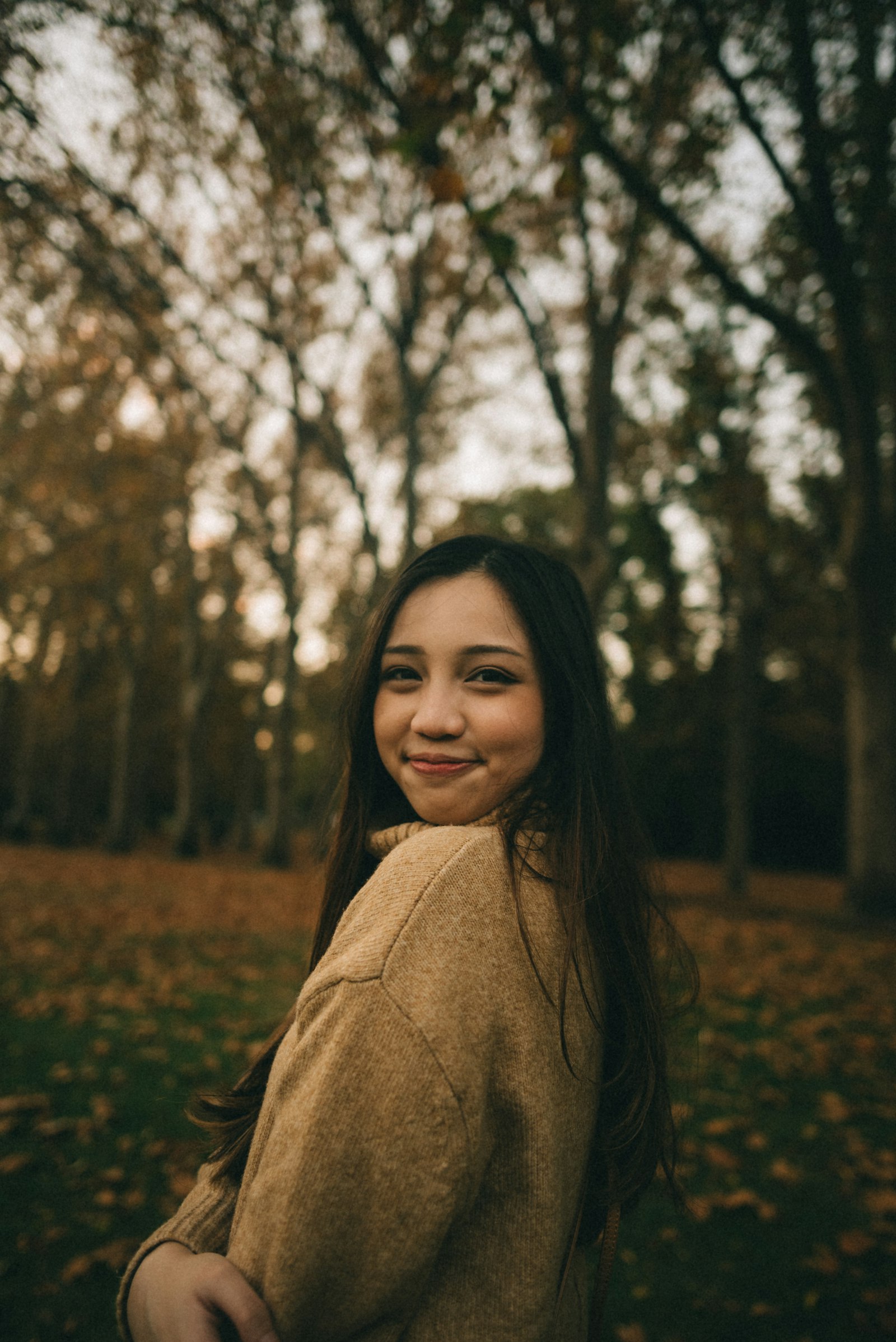 Nikon D750 + Nikon AF-S Nikkor 24mm F1.8G ED sample photo. Smiling woman in grey photography