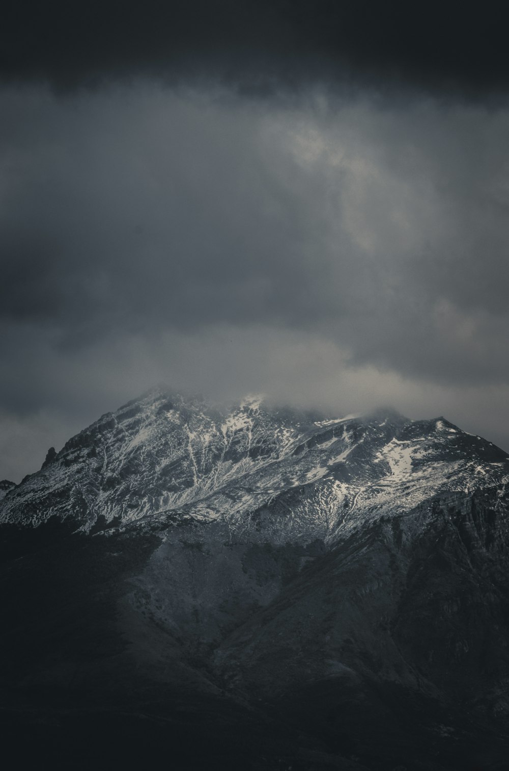 montaña cubierta de nieve bajo el cielo nublado