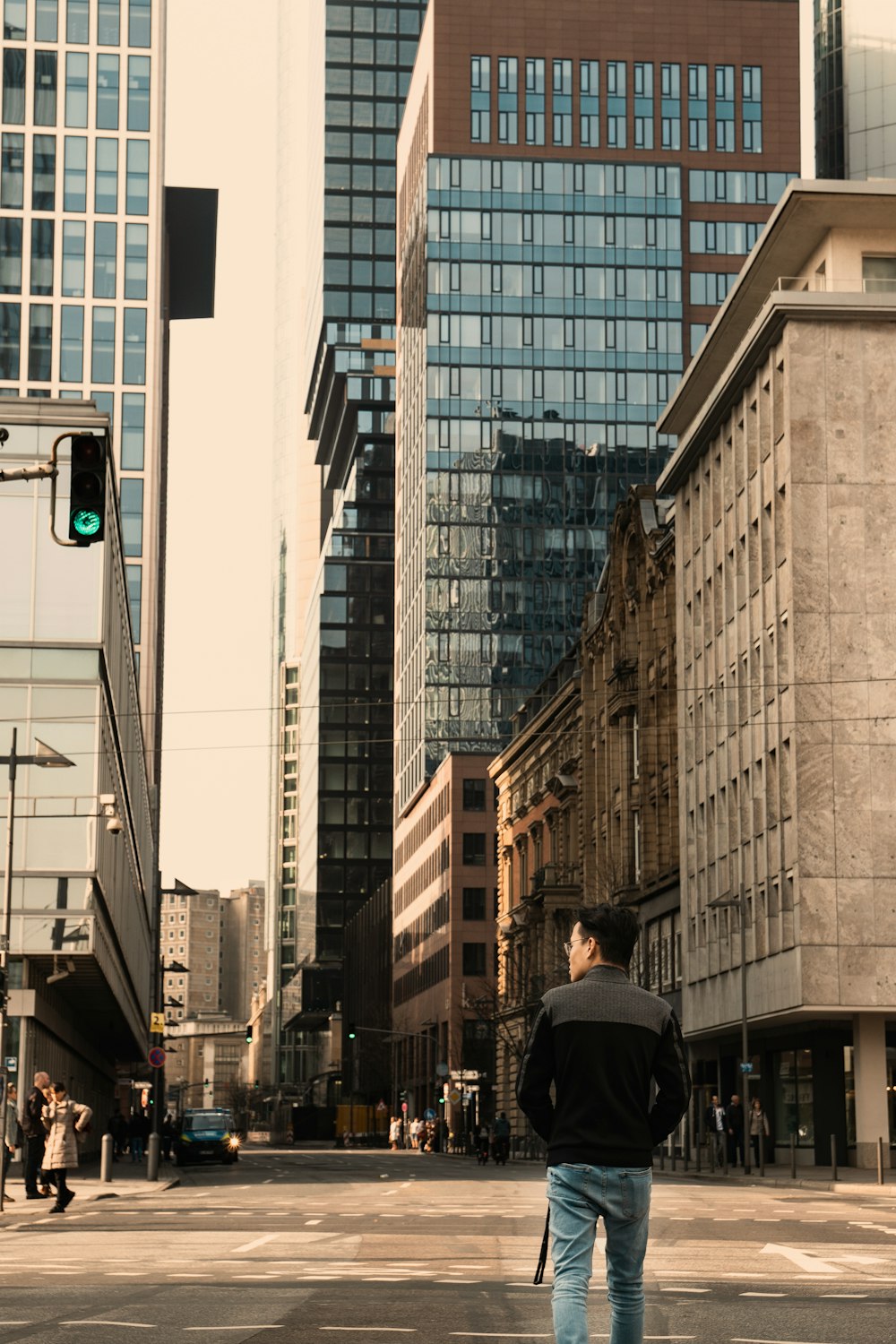 Persona que camina cerca de edificios durante el día