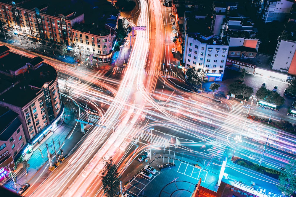 Fotografía time-lapse de vehículos en carretera por la noche