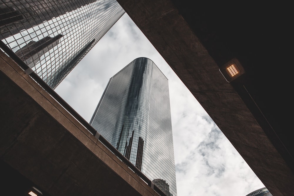 grey high-rise concrete building