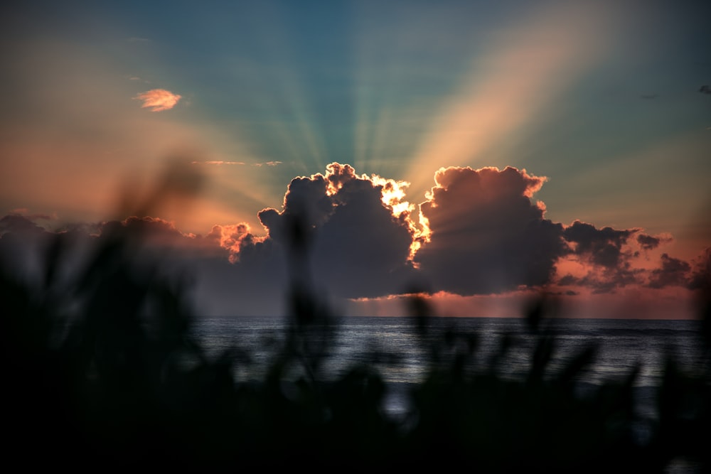 Blauer Strand unter blauem Himmel