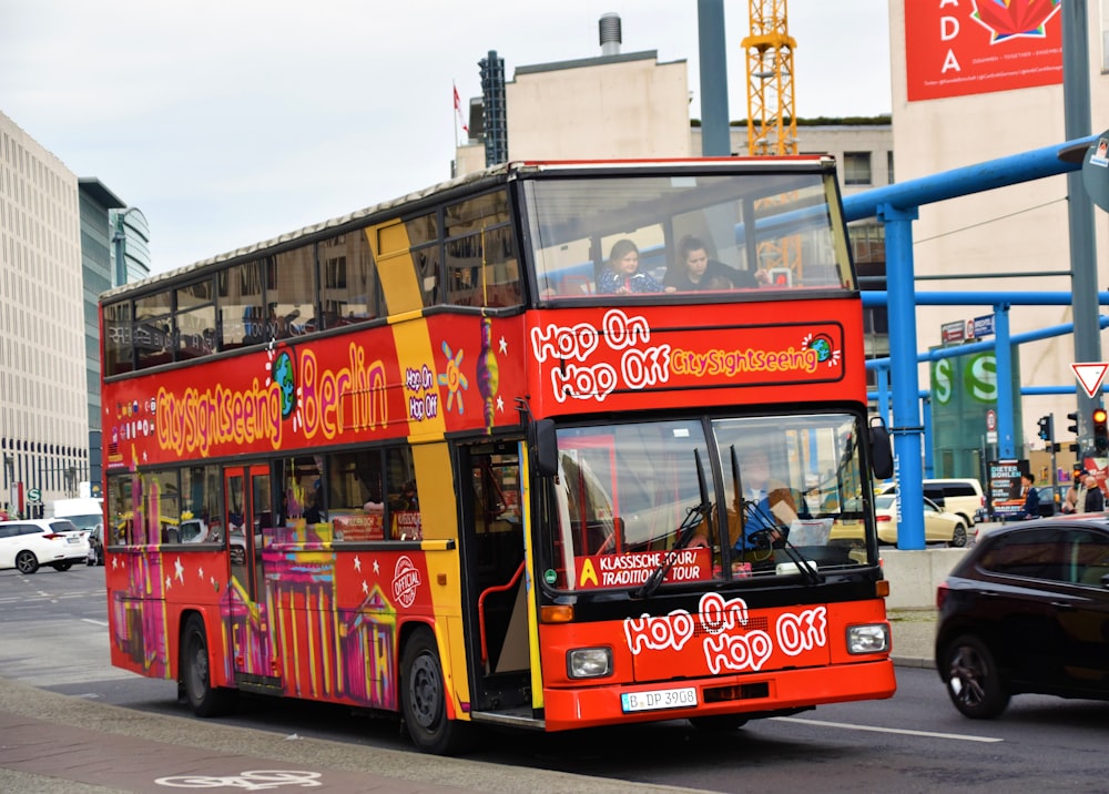 Bus rouge à deux étages pendant la journée