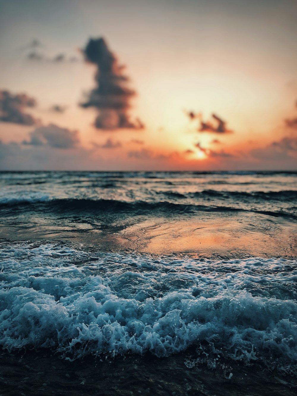 Wellenförmiger Ozean während der goldenen Stunde