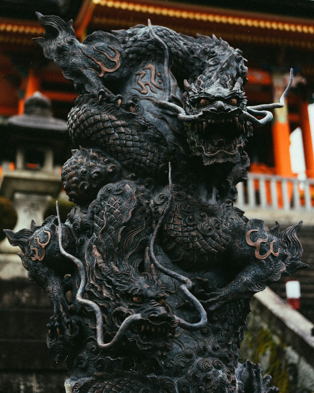 Statue de dragon en béton noir à mise au point peu profonde