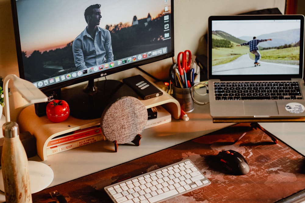 MacBook Pro y monitor de pantalla plana negra