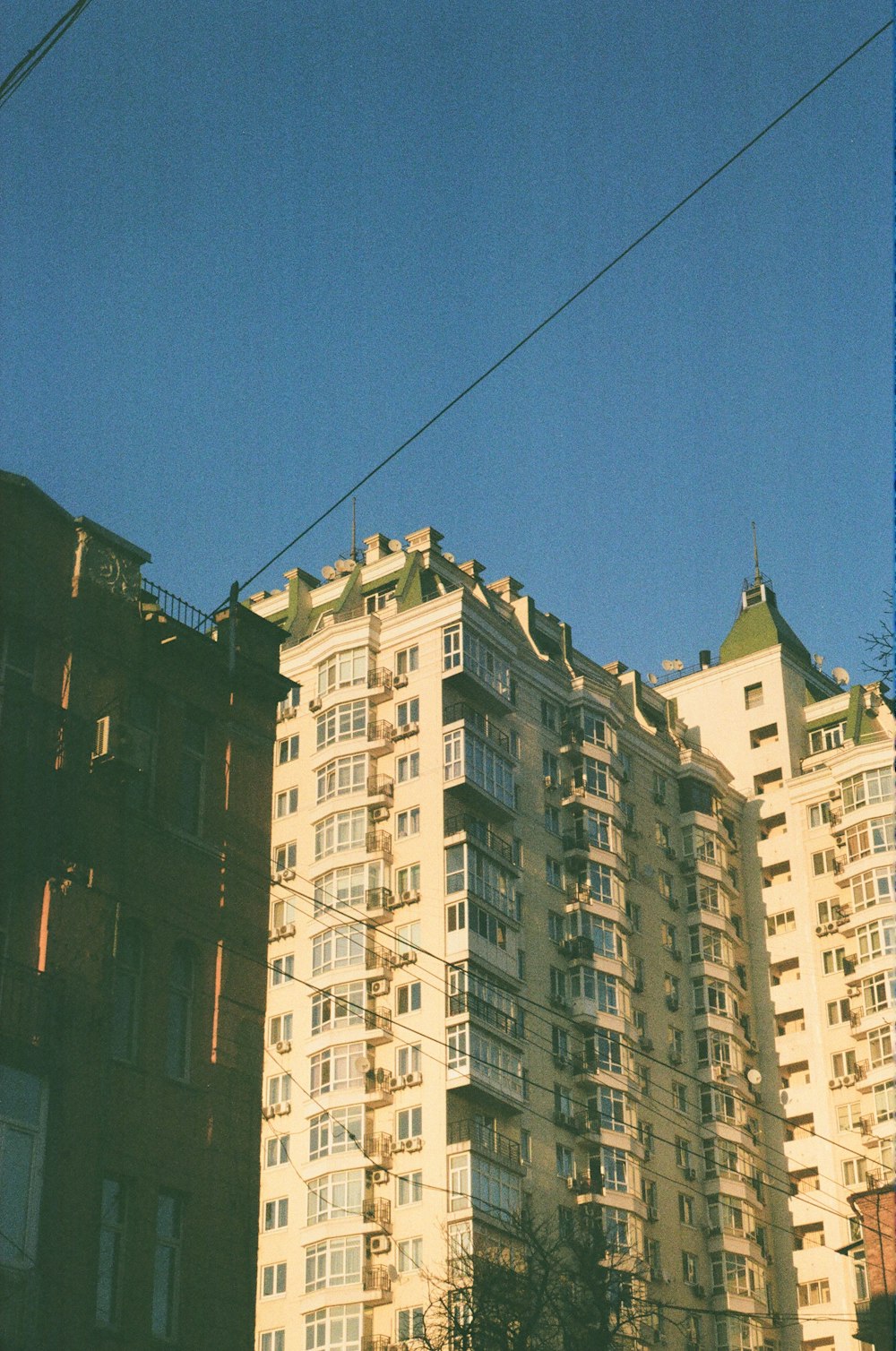 Edificio de hormigón blanco y marrón