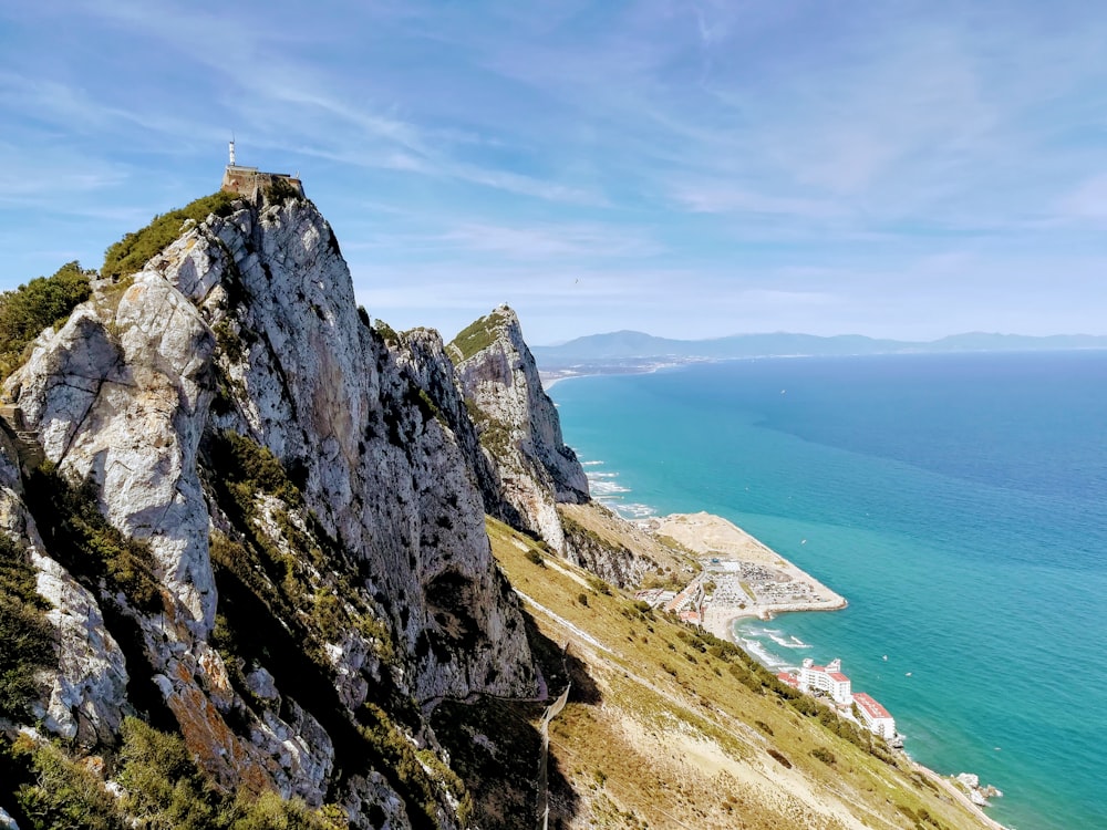 Montaña cerca del cuerpo de agua durante el día