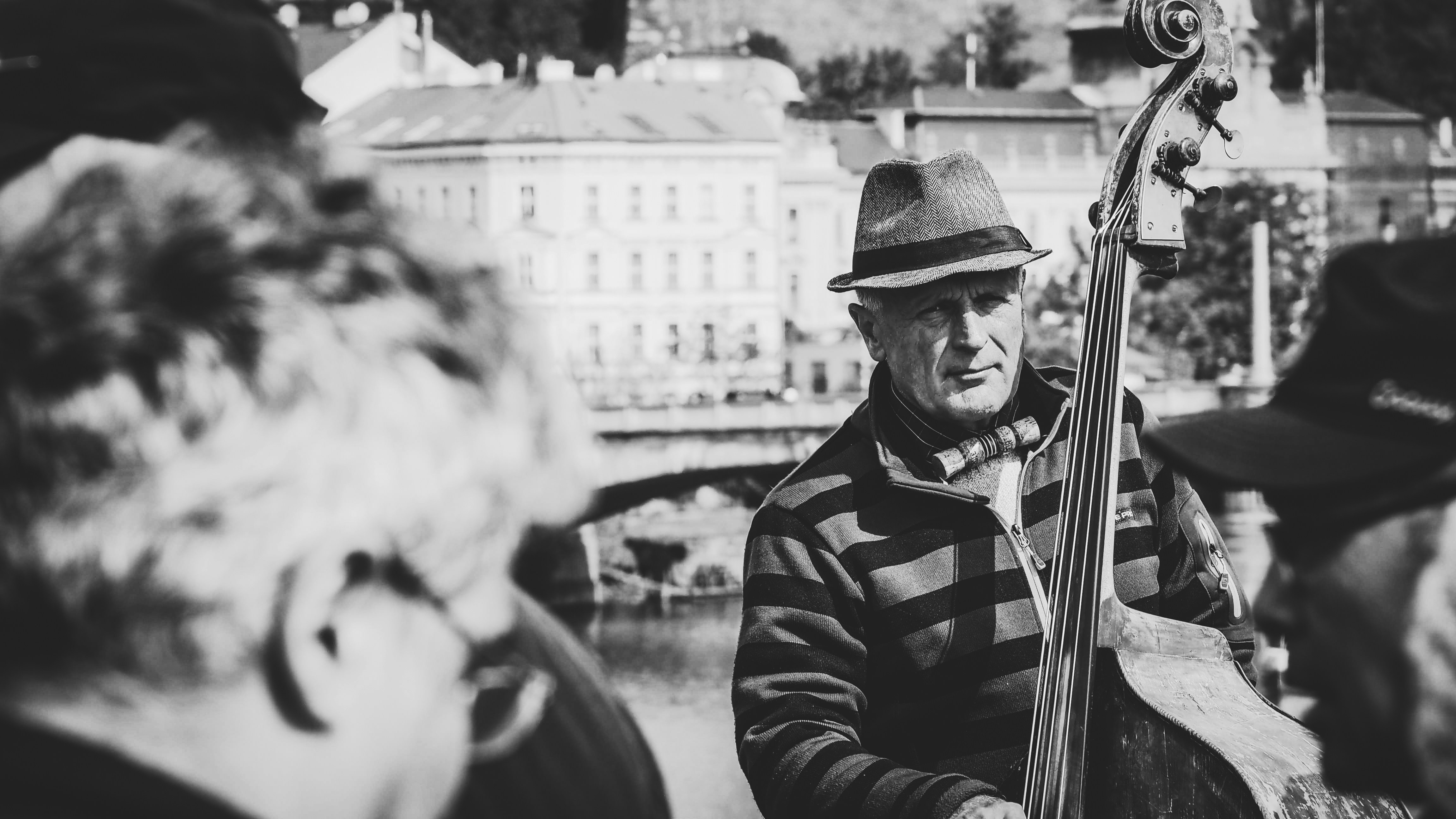 man playing cello selective focus photography