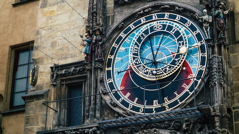 torre de reloj redonda negra y azul