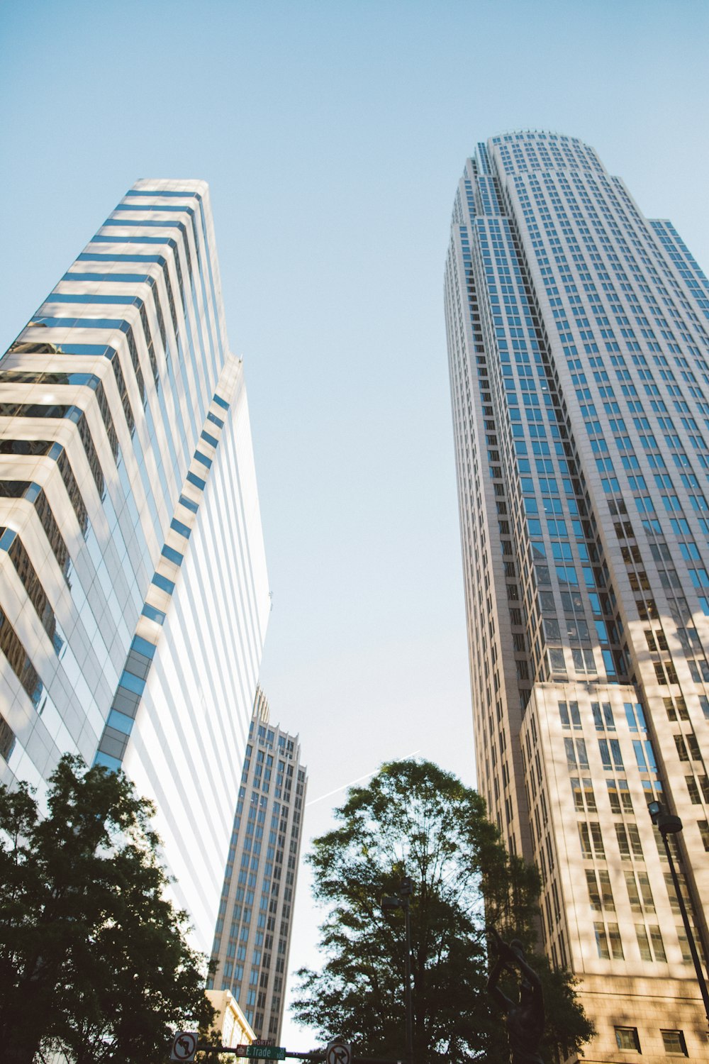 dois edifícios altos durante o dia