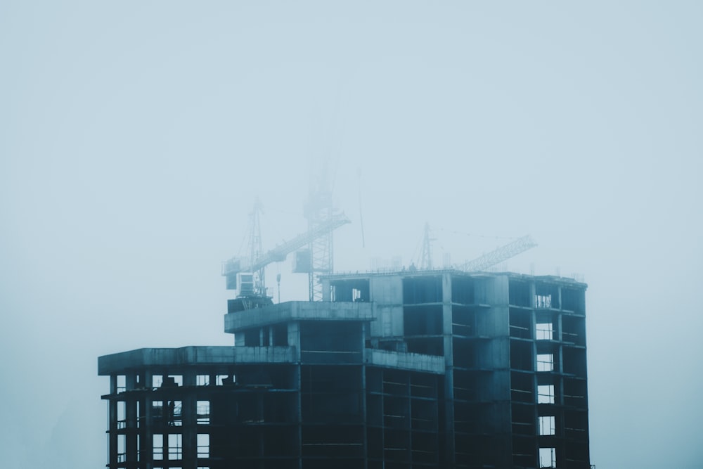 Fotografía en escala de grises de un edificio