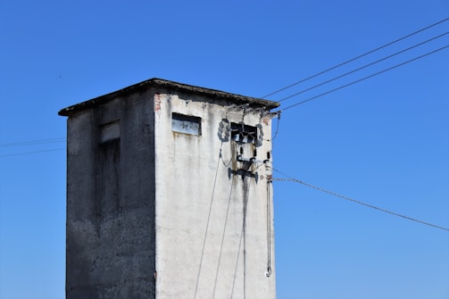 A newly installed lightning conductor system atop an administrative building handled by Areka Enerji.