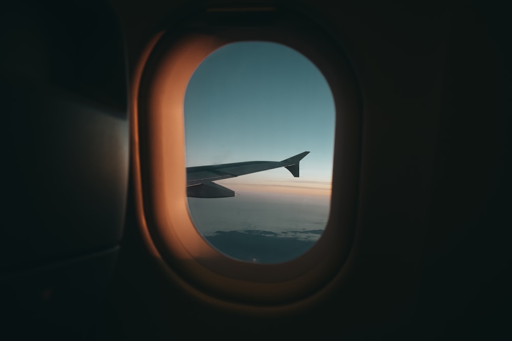 ala dell'aeroplano attraverso la finestra