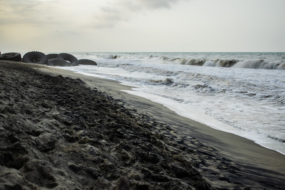 Roches près d’un plan d’eau