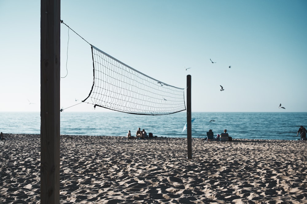 Red de voleibol en la orilla