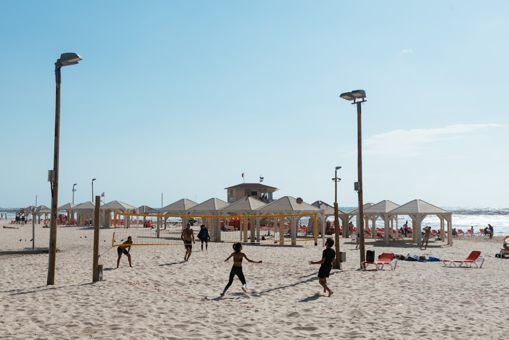 tres personas jugando voleibol