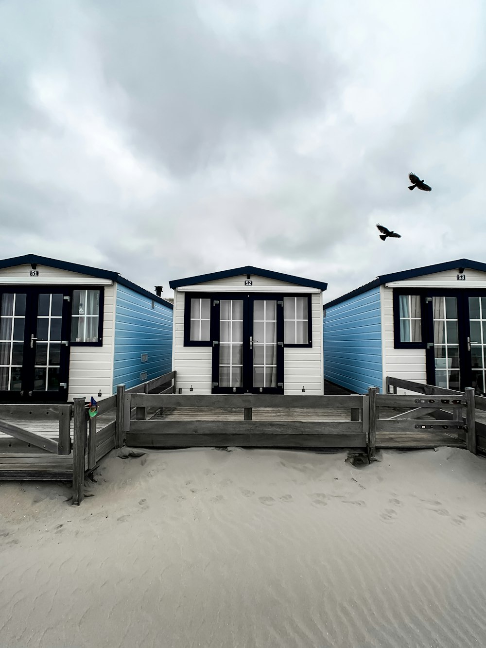 Maison en bois blanc et noir