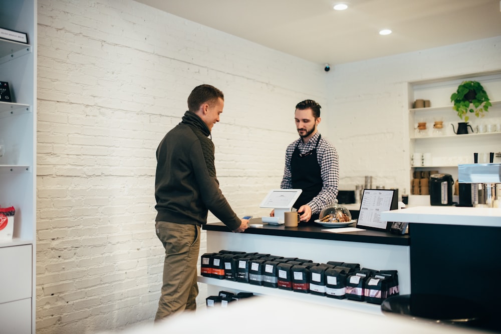 homme achetant un article dans la boutique