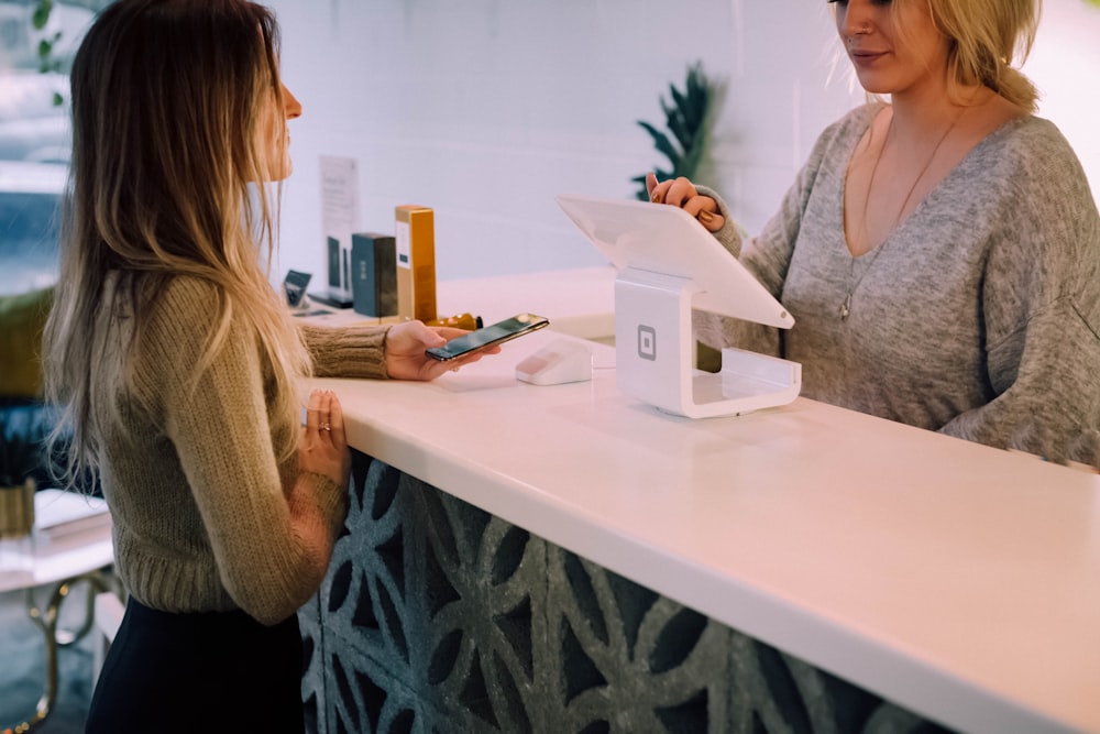 femme debout près du moniteur