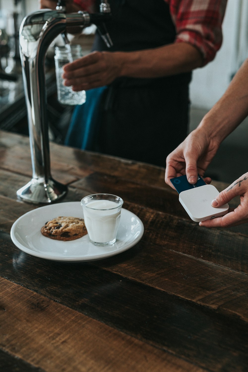 prato de biscoito e leite