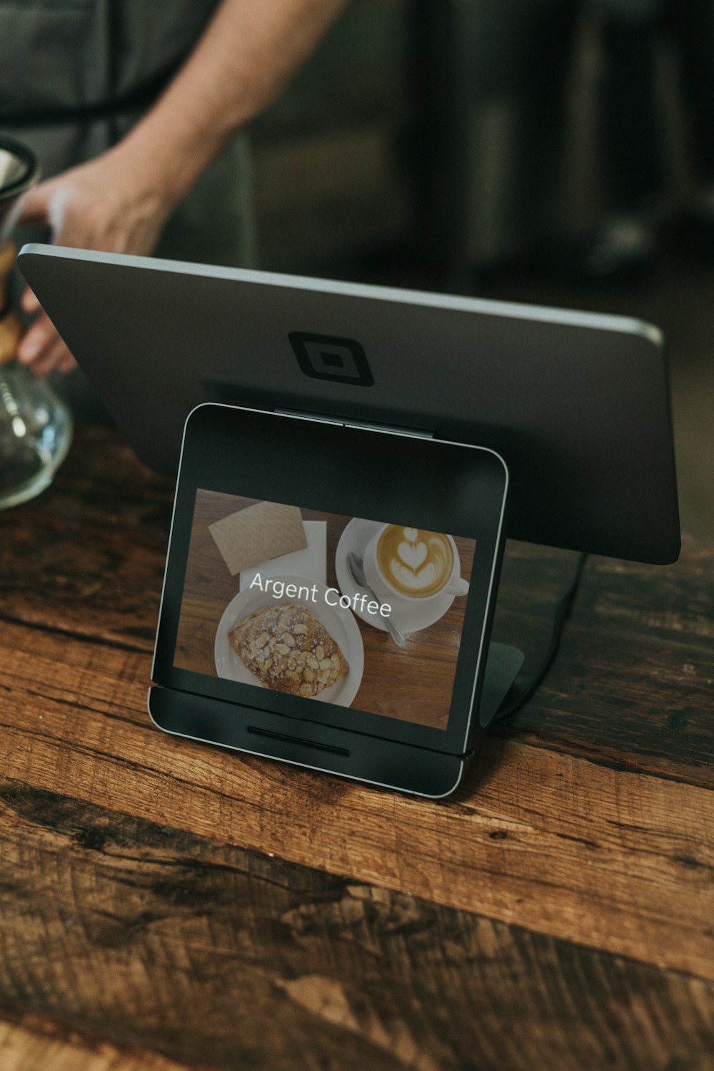 Foto de primer plano del monitor de pantalla plana girado y que muestra alimentos cocinados