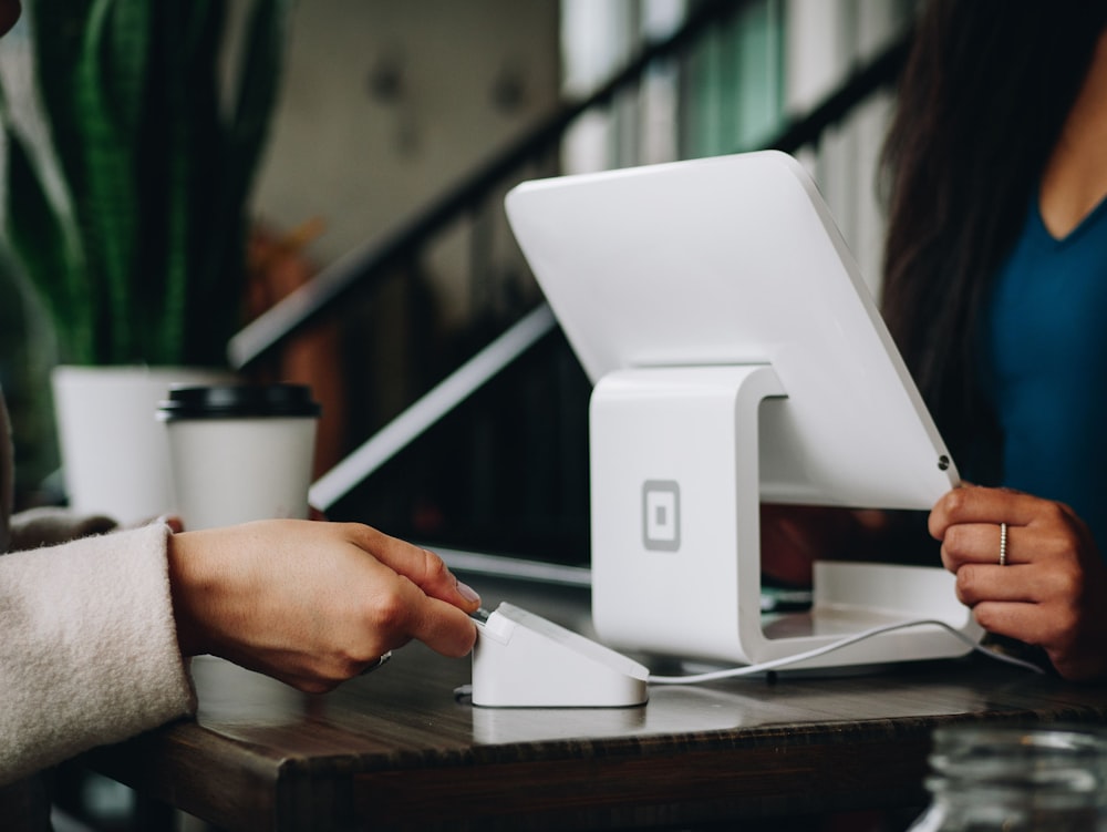 Moniteur blanc sur le bureau