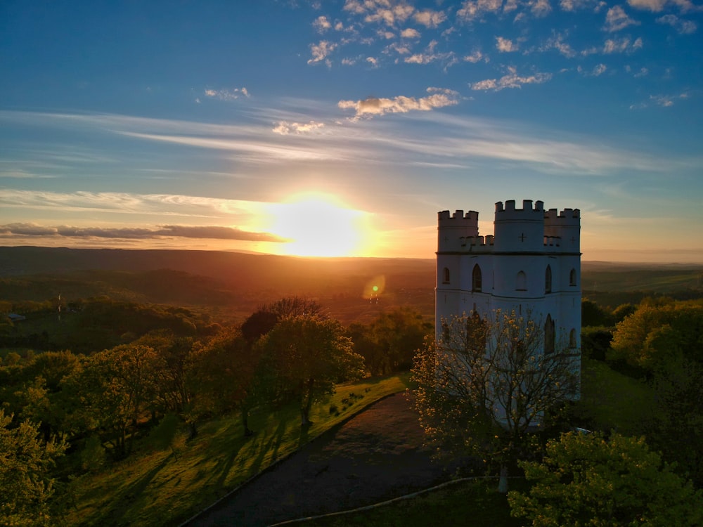 Landschaftsfotografie eines Betongebäudes auf einem Hügel bei Sonnenuntergang