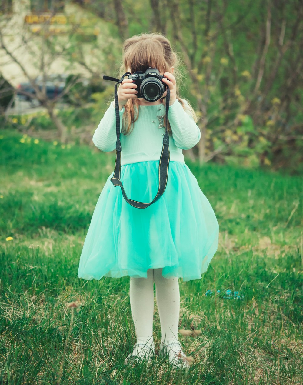 Foto niña sosteniendo una cámara réflex digital negra – Imagen Niña  fotógrafa gratis en Unsplash