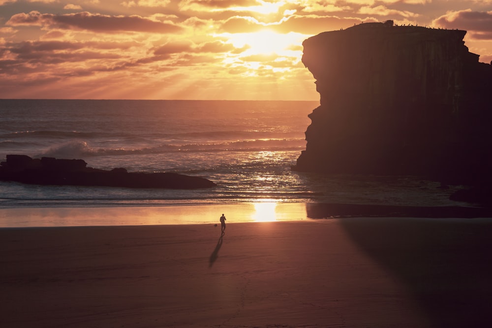 Litoral sob céu alaranjado