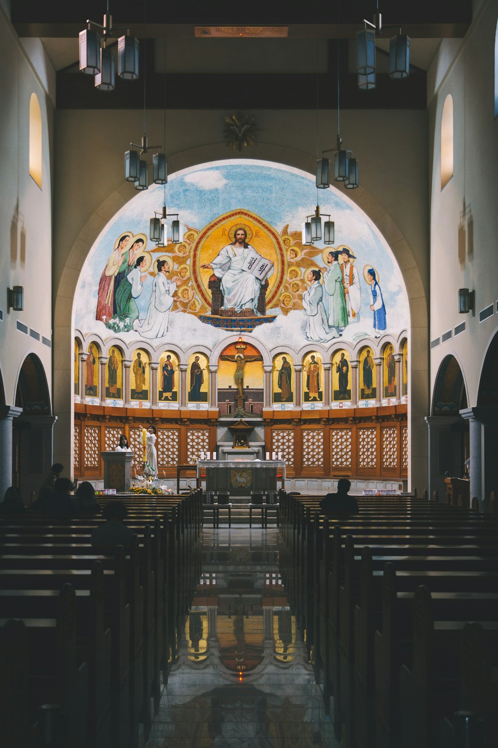 église en béton avec bancs