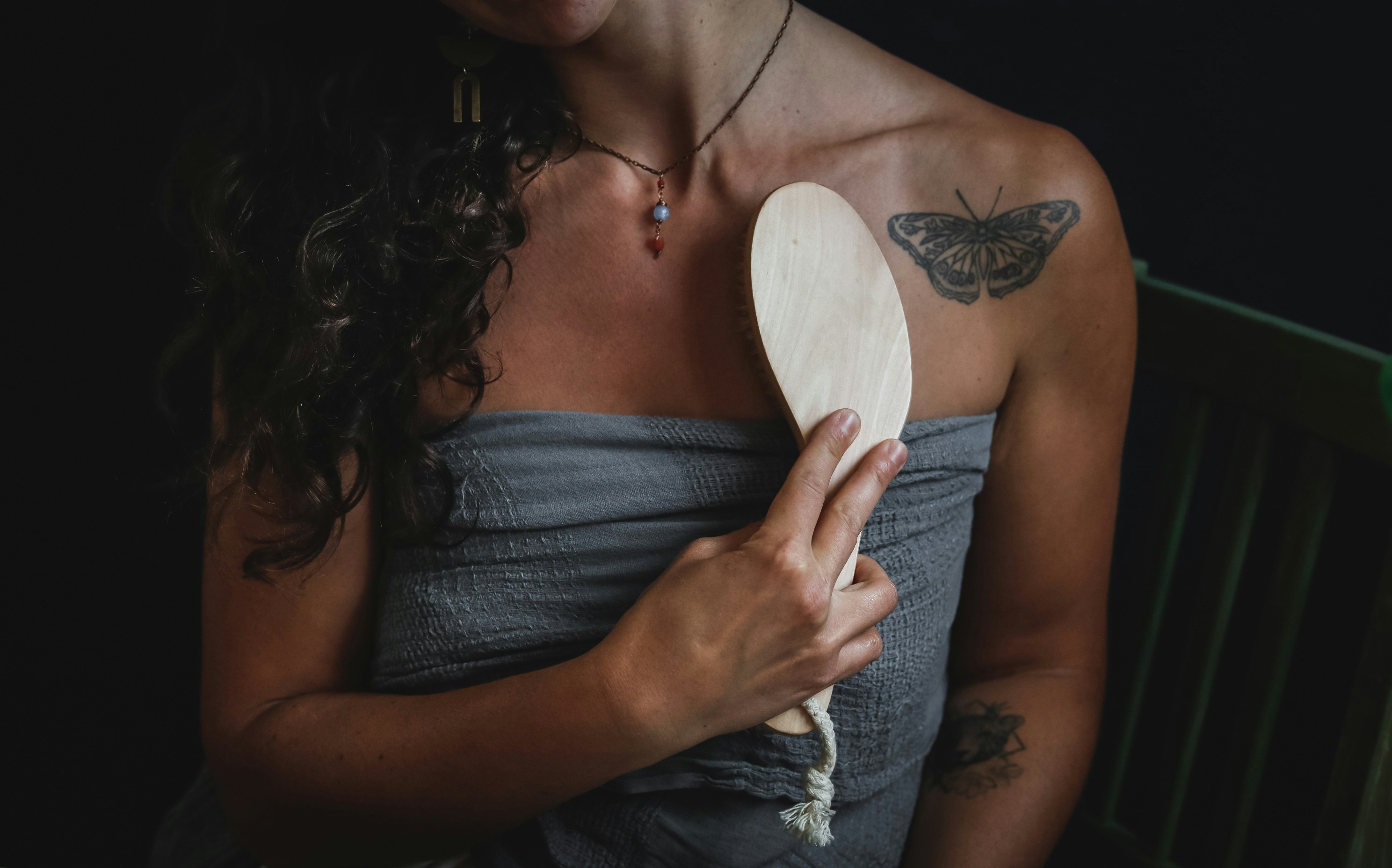 woman wearing gray strapless top